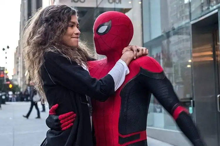 Jadi Pacar Spider-Man, Zendaya Ternyata Doyan Motoran Dari Honda CB Sampai Ducati
