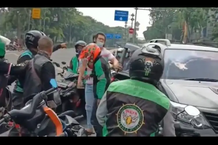 Viral Video Pemotor Duel Lawan Pengemudi Fortuner Driver Ojol Sampai Turun Tangan, Spion Mobil Hancur