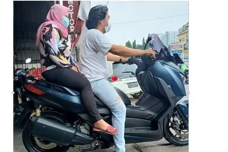 Ngangkang Nih Cewek Saat Dibonceng Naik Kakaknya Yamaha NMAX, Ini Alasannya