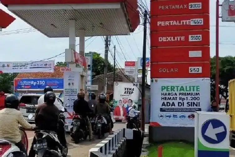 Waduh, Pemotor Beli Bensin Di SPBU Harus Tunjukkan Sertifikat Vaksin