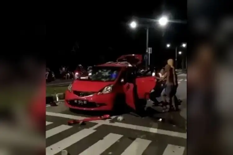 Miris, Balap Liar Diganggu, Sekelompok Pemuda Merusak Mobil Hingga Hancur Parah