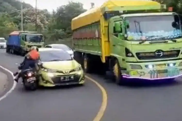 Street Manners: Jangan Sampai Setor Nyawa di Jalanan, Begini Trik Menyalip Kendaraan yang Aman