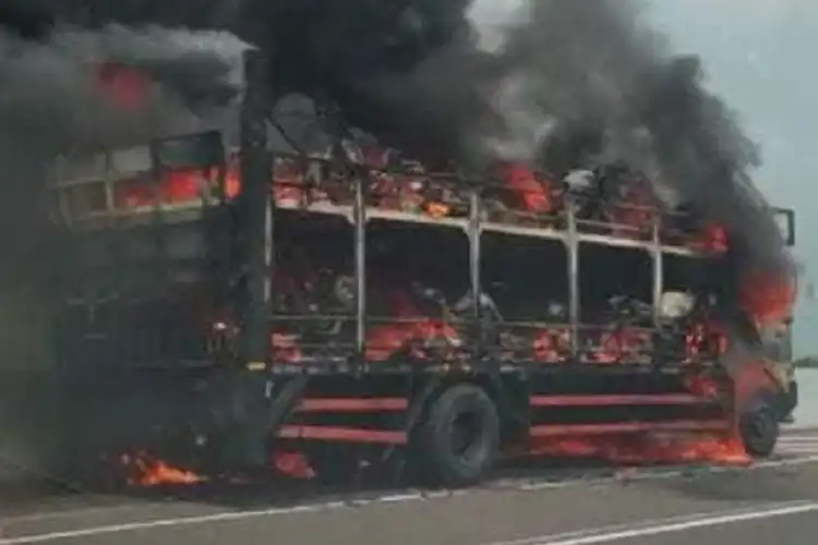 Geger, Truk Angkut Motor Terbakar, Telan Kerugian Ratusan Juta Rupiah