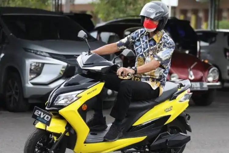 Wuih, Gubernur Ganjar Pranowo Pamer Motor Listrik Bikinan Jawa Tengah