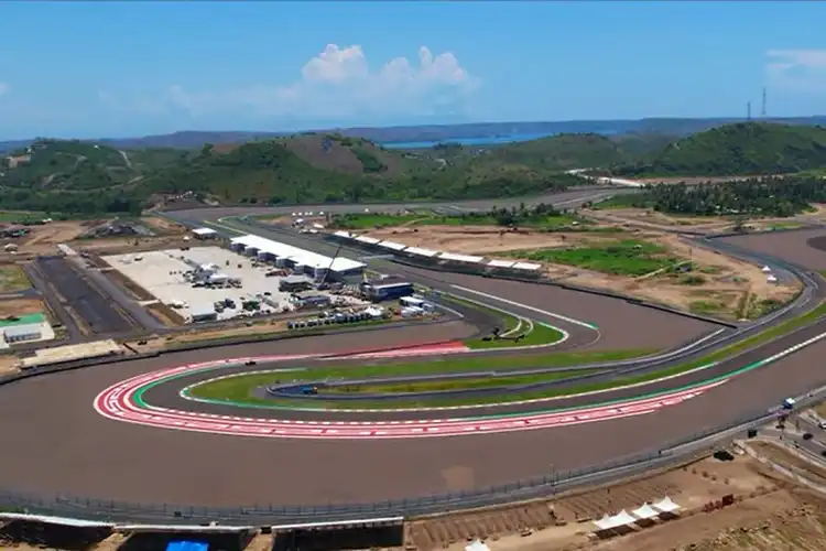Terungkap, Ini Motif Batik Di Run Off Sirkuit Mandalika Jelang WSBK Indonesia 2021