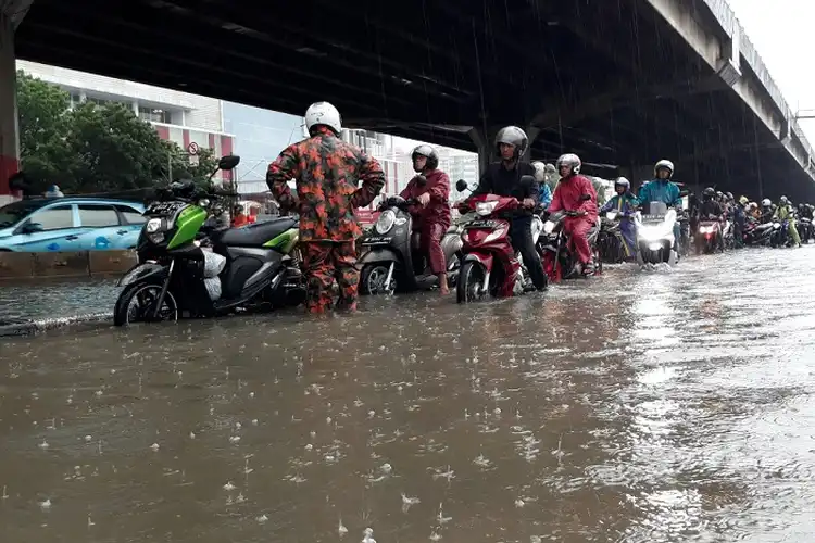 Hal Penting yang Harus Diketahui Bikers saat Melewati Banjir Naik Motor Matic