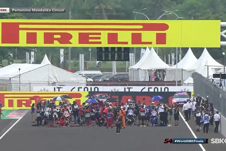 BREAKING NEWS, Race 1 WSBK Indonesia 2021 Delay Pagi Ini Turun Hujan