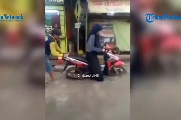 Bikin Geleng-geleng Kepala, Video Pemotor Wanita Terobos Jalan Yang Baru Dicor