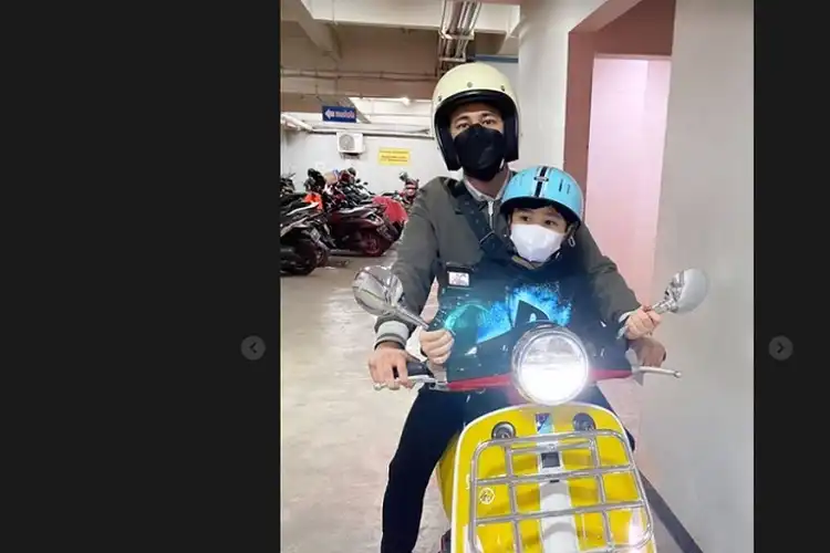 Nagita Slavina Baru Lahiran, Raffi Ahmad dan Rafathar Night Ride Bareng Naik Vespa