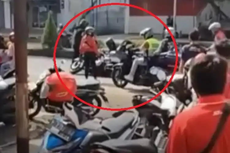 Video Warga Serempak Soraki Rombongan Moge yang Jatuh di Situbondo