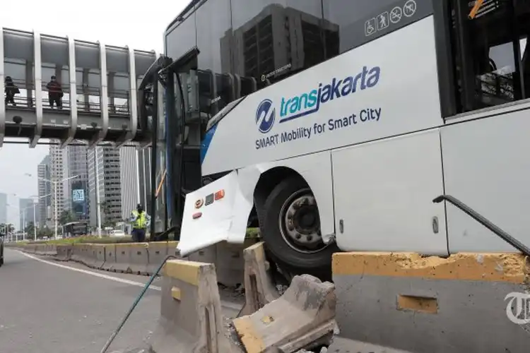Bus TransJakarta Kecelakaan Lagi Tabrak Separator Jalan, Penyebabnya Mirip dengan Yang Tabrak Pos Polisi di PGC