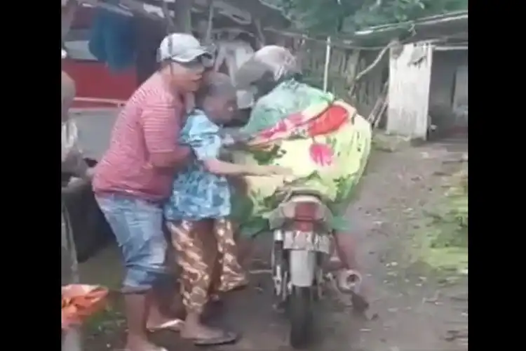Video Nenek-nenek Ditolong Warga Pakai Motor Saat Gunung Semeru Meletus, Bikin Terharu Lihatnya