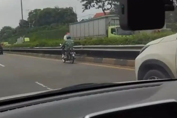 Viral Video Pemotor Berbaju Loreng Masuk Jalan Tol, Diduga Pelat Nomor Palsu