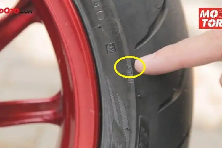 Jangan Disepelein, 2 Kode Tanda Segitiga Di Ban Motor Ternyata penting
