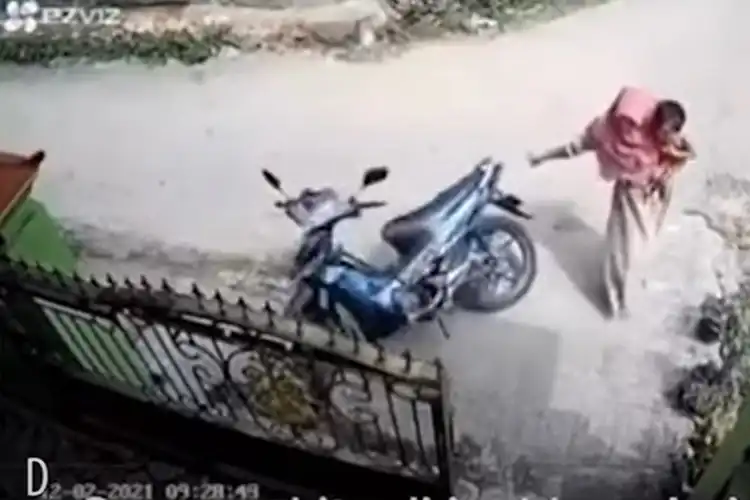 Ada Masalah Apa Nih, Video Emak-emak Main Dorong Motor Tetangga Sampai Jatuh