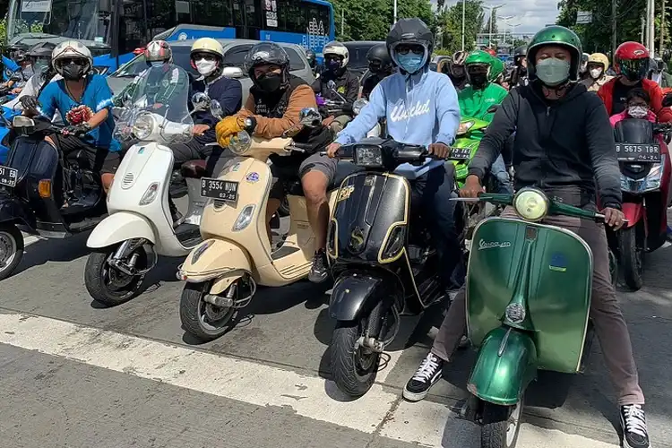 Scooter Jam jakarta Timur dan Pop Scoots Adain Riding Charity Untuk Erupsi Gunung Semeru