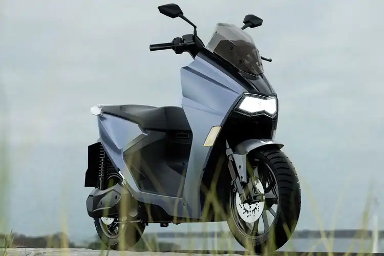 Mirip Yamaha NMAX, Motor Listrik Ini Meluncur di Eropa Dengan Harga Segini