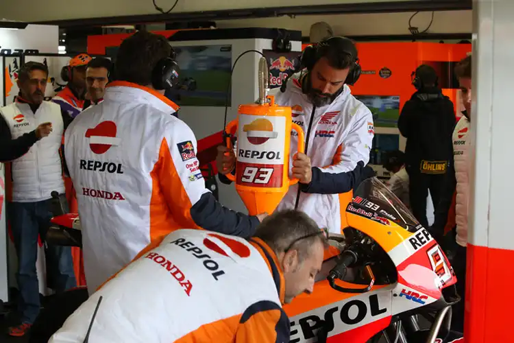 Jelang MotoGP 2022 Indonesia Di Sirkuit Mandalika, Fakta Bensin Motor MotoGP Sama Gak Dengan BBM Yang Dijual Di SPBU?