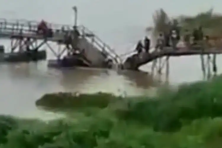 Merinding, Teriakan Histeris Pemotor Pas Robohnya Jembatan di Cihampelas