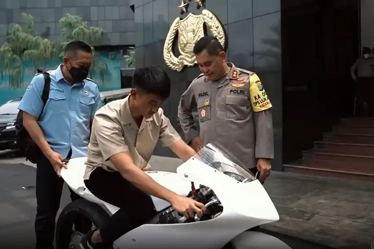 Wuih, Kapolda Hadiahkan Motor Balap Moto3 ke Mario Aji Untuk Latihan di Sirkuit Mandalika