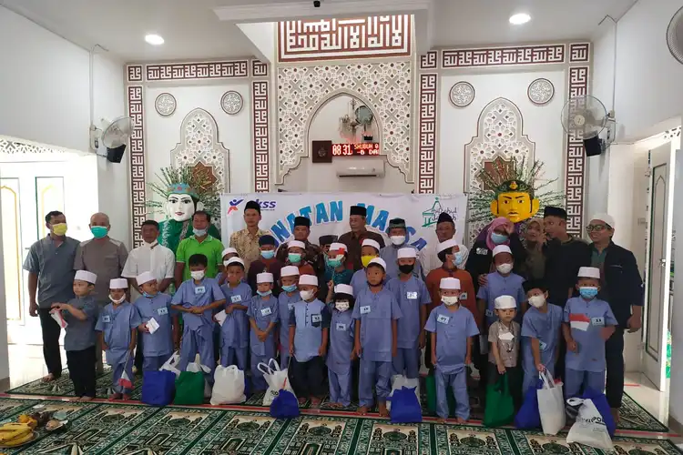 Gandeng DKM, AHASS Terang Anugerah Pamulang Gelar Sunatan Massal