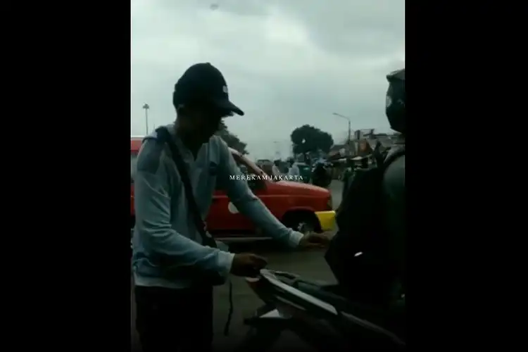 Viral, Video Pencopet Rogoh Tas Pemotor Di Terminal Pulo Gadung, Langsung Diburu Polisi