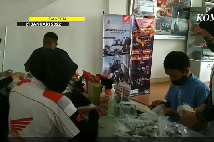 Video Bukti Pedagang Kerupuk Berhasil Tukarkan Uang Koin Dengan Motor Honda PCX 160 CBS