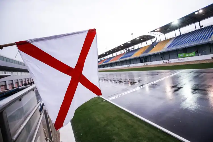 Ada Bendera Putih Dengan Garis Silang Merah Di Balapan MotoGP, Apa Sih Artinya?