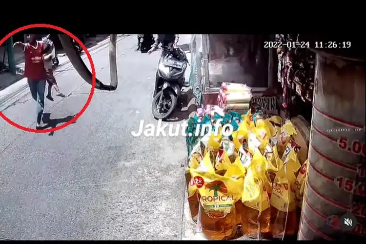 Viral, Video Kakek Kejar Maling Motor Sambil Gendong Cucu Di Warakas