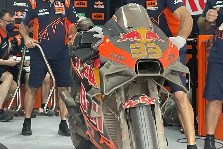 Tes MotoGP di Sirkuit Mandalika Red Flag, Motor Sampai Helm Pembalap Penuh Debu