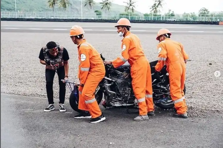 Marshal Sirkuit Mandalika Curhat Pengalaman Evakuasi Motor Saat Tes Pramusim MotoGP 2022