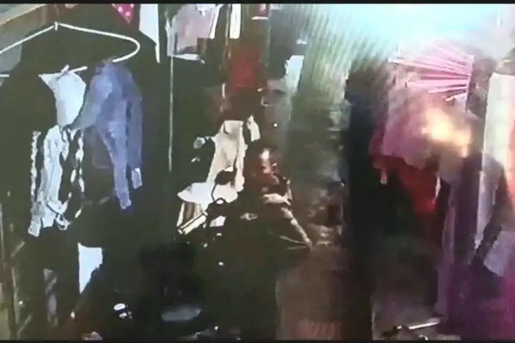 Maling Motor Modus Berjaket Ojol Beraksi Di Pasar Rebo, Motor Raib Cuma Dalam 5 Detik