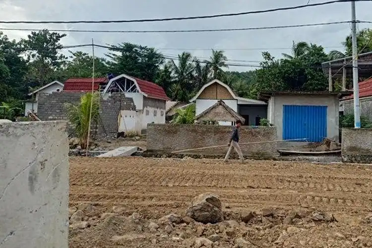 Rumah Di Depan Sirkuit Mandalika Dipercantik Pemerintah, Tapi Kok Ada Logo Kementrian PUPR?