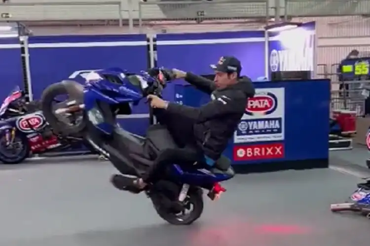 Dasar Juara Dunia WSBK 2021 Hobi Wheelie Sampai Ke Dalam Paddock