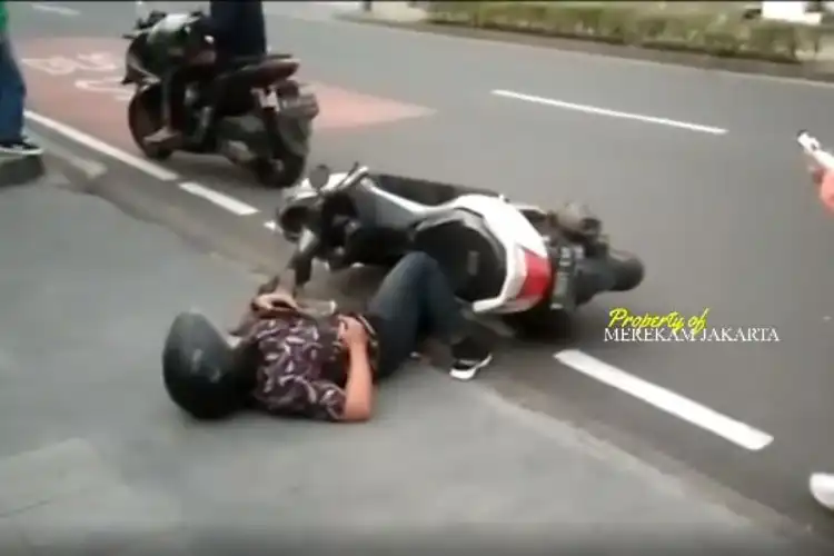 Pemotor Yamaha NMAX Ditemukan Tidur di Pinggir Jalan Kemang, Ternyata Ini Penyebabnya
