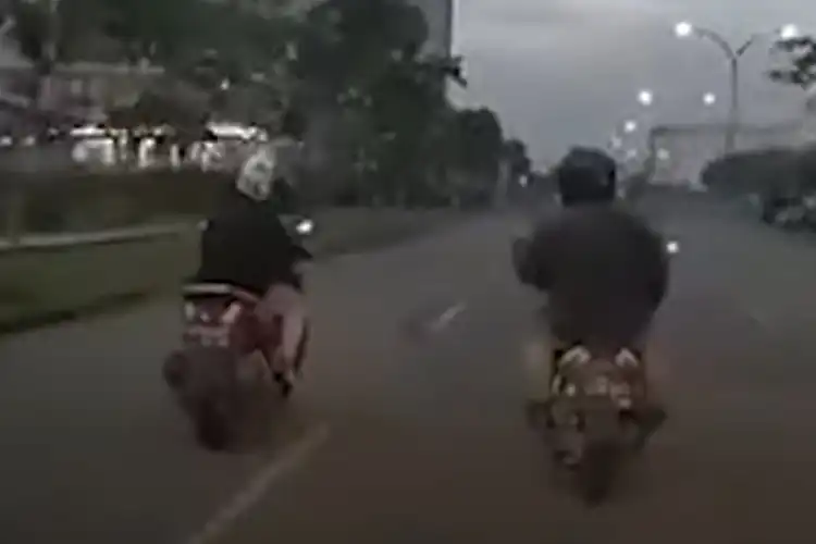 Bukan di Cafe, Naik Motor Sambil Ngobrol Bisa Didenda Tilang Ratusan Ribu