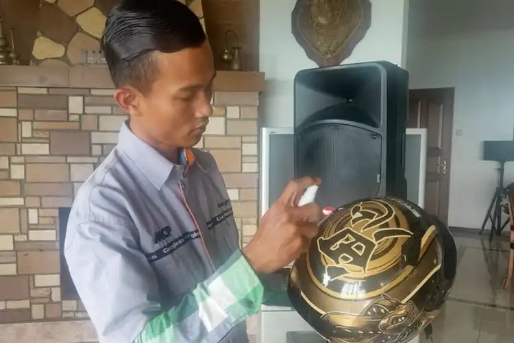 Awas, Enggak Semua Pewangi Boleh Disemprot ke Helm, Ini Alasannya