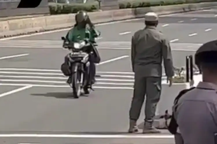Ojol Masuk Rute Parade Pembalap MotoGP, Tidak Mau Kalah Lambaikan Tangan ke Warga