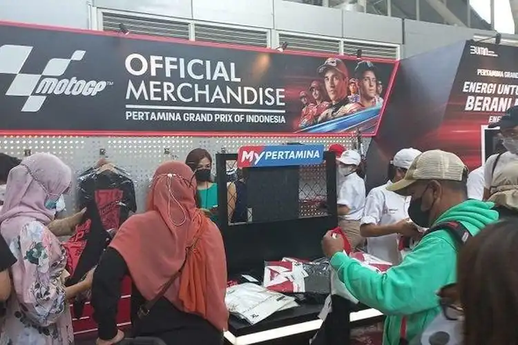 Penonton MotoGP Mandalika 2022 Serbu Merchandise Resmi di Bandara Internasional Lombok