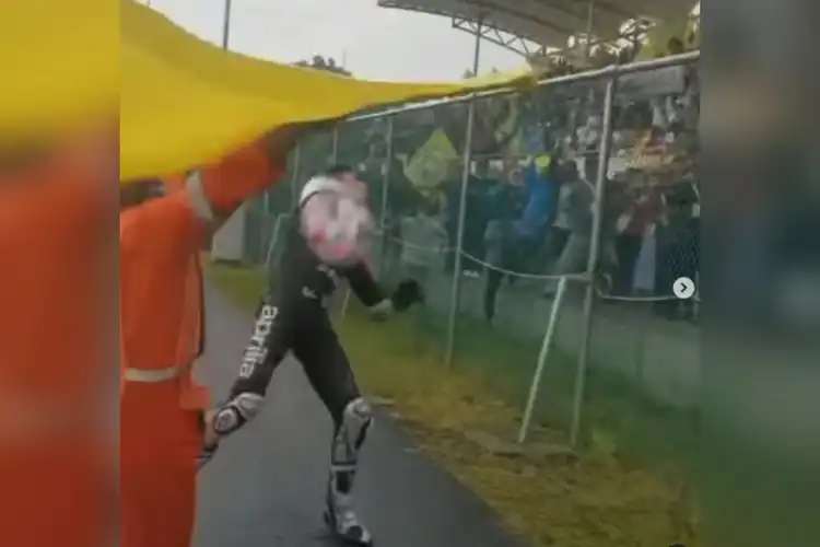 Video Aleix Espargaro Lempar Helm ke Tribun MotoGP Mandalika 2022, yang Beruntung Orang Ini