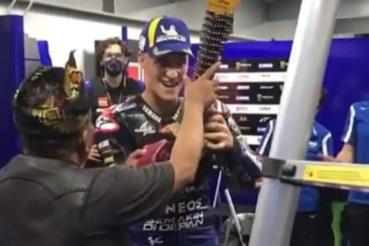 Fabio Quartararo Dapat Piala Spesial dari Adat Sasak Usai Podium MotoGP Mandalika 2022