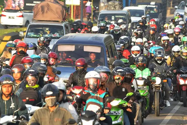 Cerita Pemudik Motor Selap-Selip Hadapi Macet di Jalur Tasikmalaya-Bandung