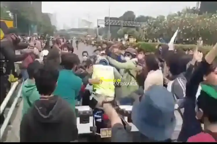 Video Anggota Ditlantas Polda Metro Jaya Dikeroyok dan Motornya Dirusak Pendemo di Senayan, Begini Kondisinya