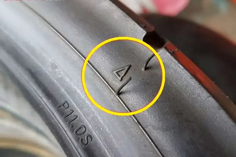 Kalau Mau Selamat Sebelum Naik Motor Lihat Dulu Tanda Segitiga Ini di Ban Penting untuk Safety