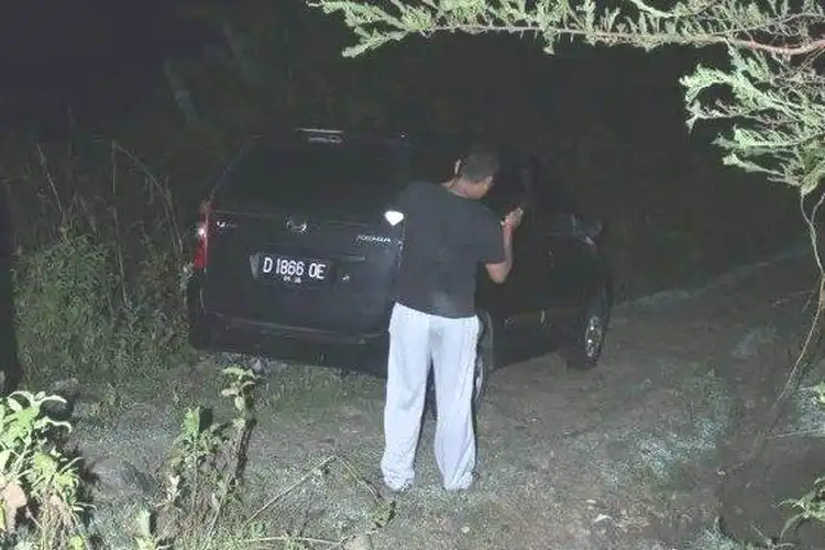 Merinding Motor Saja Susah Lewat Jalan Setapak ini Bisa-bisanya Mobil Daihatsu Xenia Sampe Pinggir Kali