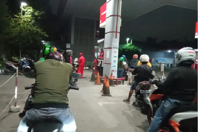 Awas Jangan Main-main Mulai Sekarang Isi Bensin Pertalite di SPBU Pelat Nomor Motor Dicatat