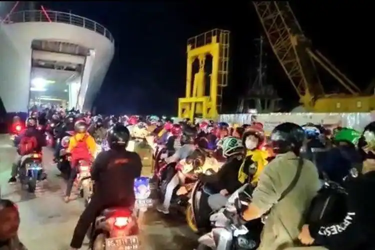 Video Ribuan Pemudik Motor Memadati Pelabuhan Merak H-1 Jelang Lebaran 2022