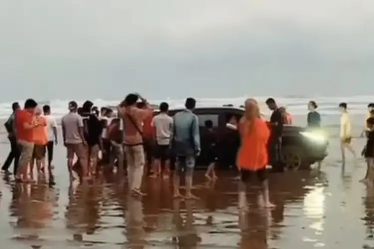 Video Mobil Amblas di Pantai Bagedur, Warganet: Lagi Test Drive Nyelam