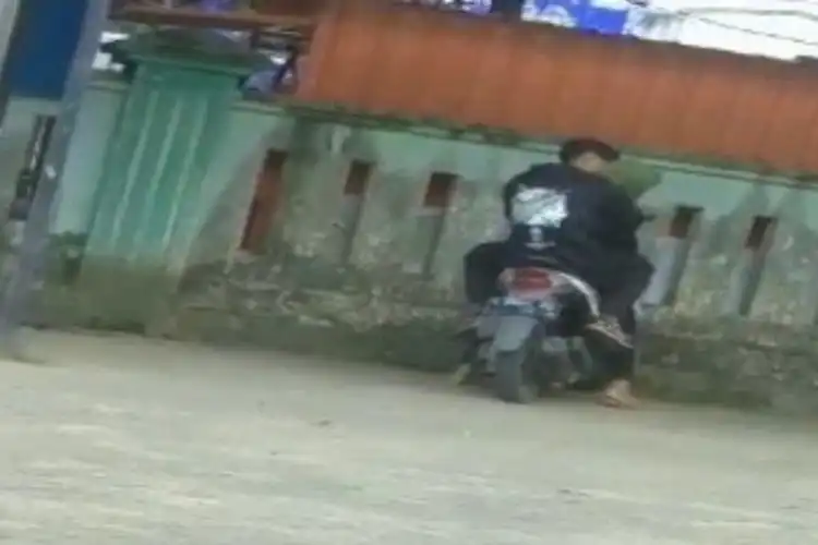 Viral, Sepasang Kekasih Di Tuban Asik Bermesraan Di Atas Motor