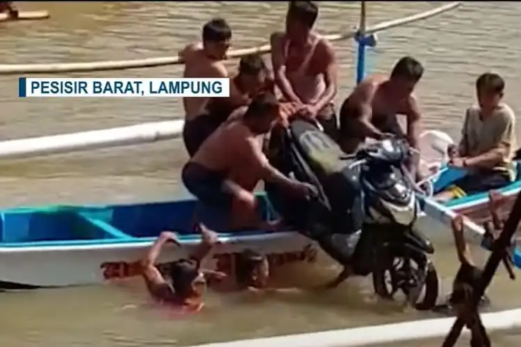 Enam Motor Tercebur Akibat Jembatan Gantung Putus di Lampung, Enam Warga Luka-Luka